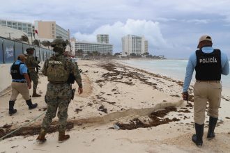 Personal de Protección Civil, Ejercito Mexicano y Policías del Estado realizan rondas de vigilancia este viernes, en playas de Tulum en Quintana Roo (México). EFE/Lourdes Cruz