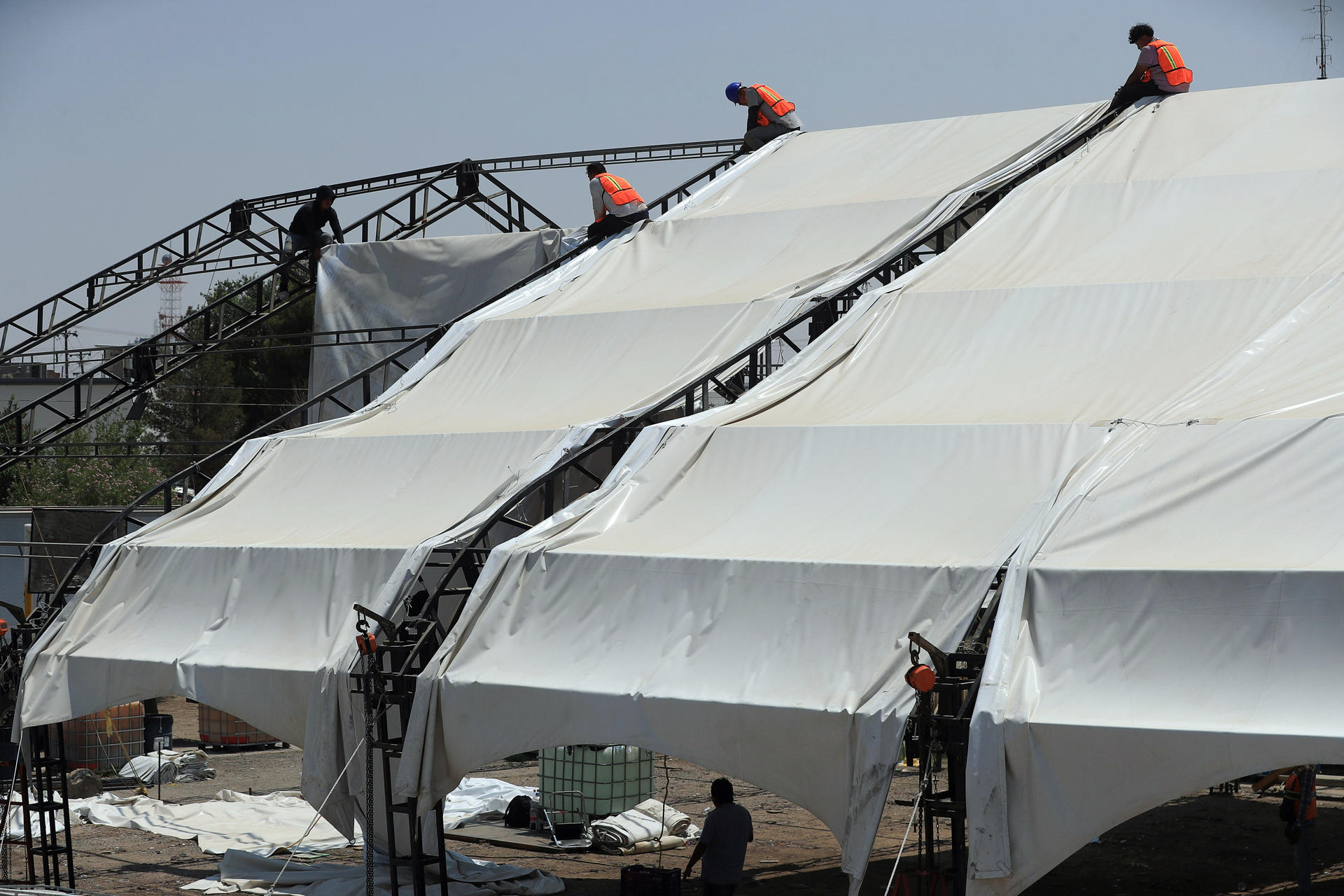 Trabajadores desmontan un albergue para migrantes, el 25 de julio de 2024, en Ciudad Juárez (México). EFE/ Luis Torres.
