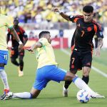 El lateral y capitán de la selección brasileña de fútbol, Danilo (c), fue registrado este martes, 2 de julio, al marcar el avance del delantero colombiano Luis Díaz, durante el partido de cierre del grupo C de la Copa América 2024, en el Levi´s Stadium de Santa Clara (California, EE.UU.). EFE/John G. Mabanglo