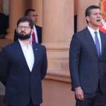 El presidente de Chile, Gabriel Boric (i), posa junto al presidente de Paraguay, Santiago Peña, este miércoles en el Palacio de López de Asunción. Al margen de los diversos asuntos bilaterales que trataron, el fútbol de las selecciones de ambos países y la reciente Copa América también fueron tratados en la reunión privada. EFE/ Nina Osorio