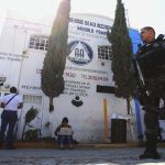 Imagen de archivo de agentes estatales que resguardan un albergue a donde fueron llevadas varias mujeres que fueron rescatadas. EFE/Ulises Ruiz Basurto