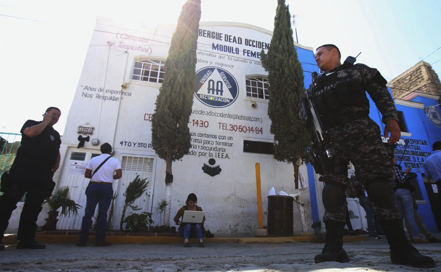 Imagen de archivo de agentes estatales que resguardan un albergue a donde fueron llevadas varias mujeres que fueron rescatadas. EFE/Ulises Ruiz Basurto