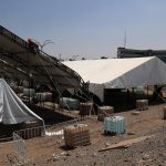 Trabajadores desmontan un albergue para migrantes, el 25 de julio de 2024, en Ciudad Juárez (México). EFE/ Luis Torres.