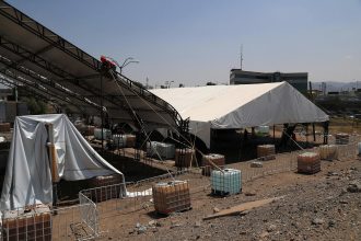 Trabajadores desmontan un albergue para migrantes, el 25 de julio de 2024, en Ciudad Juárez (México). EFE/ Luis Torres.