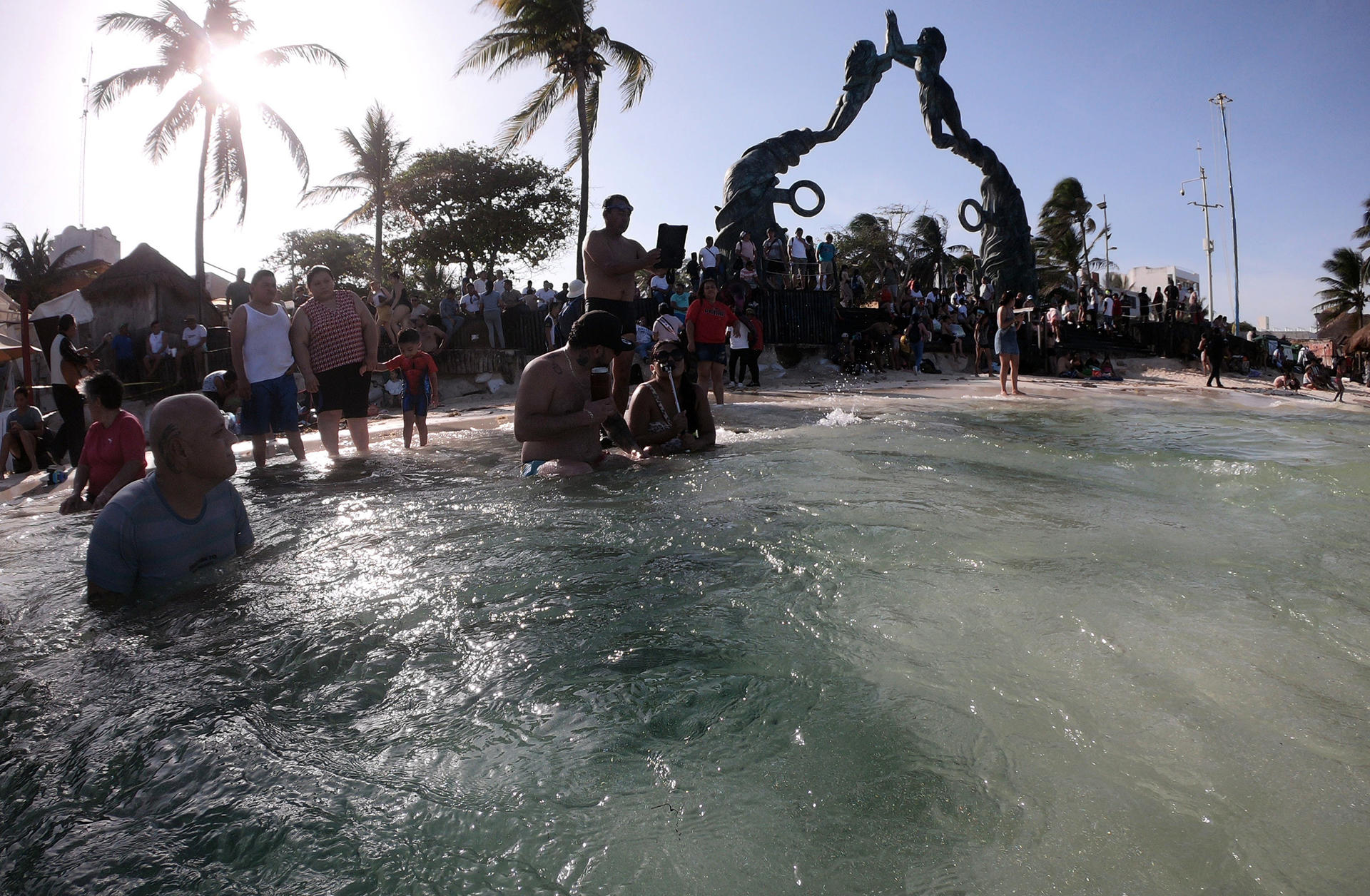 Turistas disfrutan de la formación de ojos de agua este martes, en Playa del Carmen, Quintana Roo (México). EFE/Lourdes Cruz
