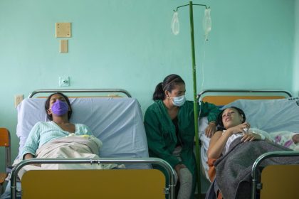 Imagen de archivo de una persona en el hospital tras sufrrir deshidratación. EFE/ Yánder Zamora