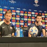 El seleccionador del equipo nacional masculino de fútbol de Canadá, Jesse Marsch (i), y el portero titular del equipo canadiense, Maxime Crépeau, fueron registrados el pasado 24 de junio, durante una rueda de prensa, en el estadio Children's Memorial Park de Kansas City (Misuri, EE.UU.). EFE/Albert Traver