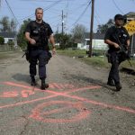 Imagen de archivo de un par de oficiales de policía que caminan en Alabama, Estados Unidos. EFE/Larry W. Smith