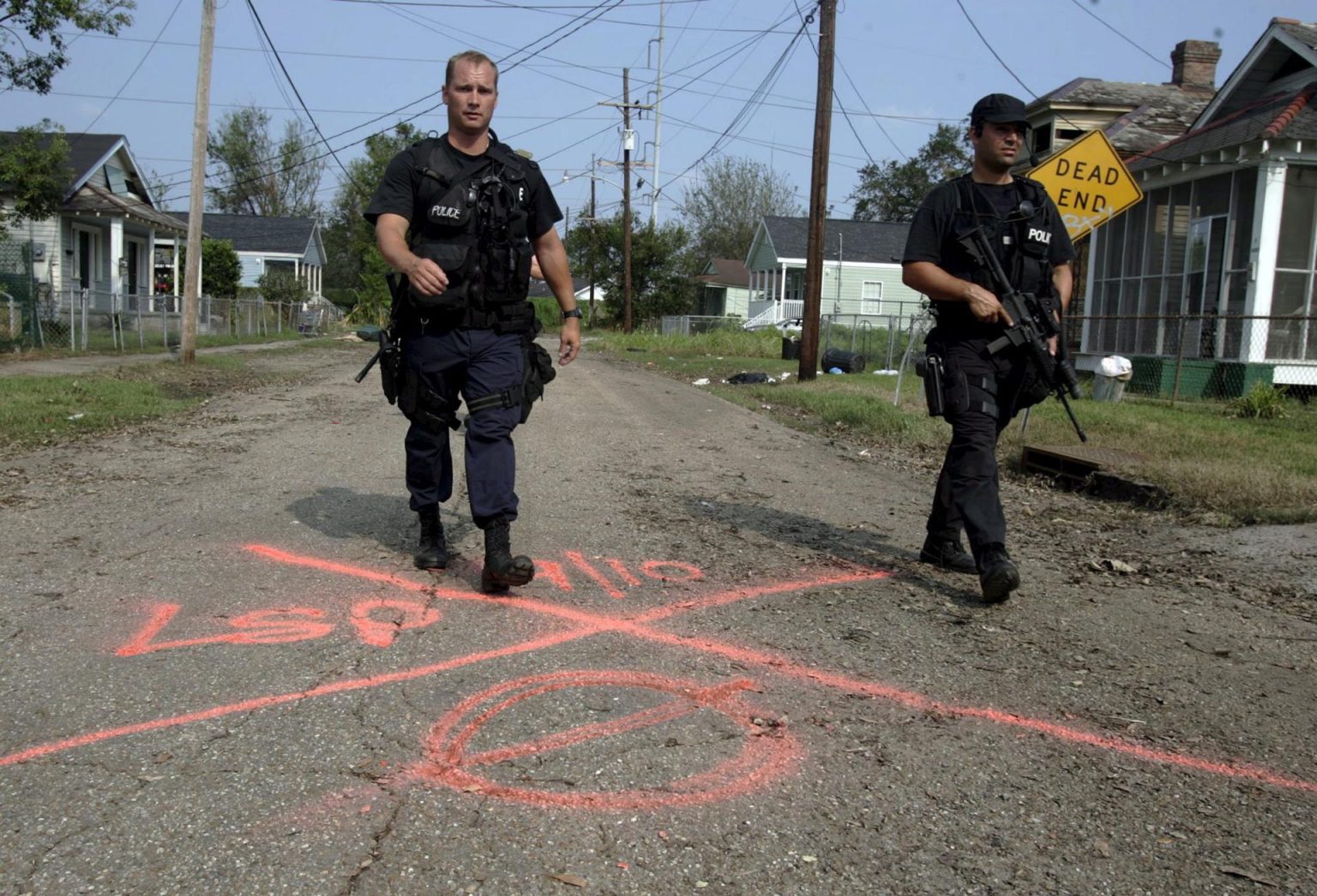 Imagen de archivo de un par de oficiales de policía que caminan en Alabama, Estados Unidos. EFE/Larry W. Smith