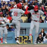 Fotografía de archivo en la que se registró al pelotero dominicano Elly de la Cruz (d), campo corto de los Rojos de Cincinnati, durante un partido de la MLB, en el Dodger Stadium de Los Ángeles (California, EE.UU). De la Cruz conectó un cuadrangular de dos carreras y anotó dos vueltas para comandar la victoria a domicilio de su equipo 4-5 sobre los Yanquis. EFE/Allison Dinner