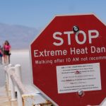 Fotografía de archivo de un aviso sobre el calor extremo en el Valle de la Muerte, en California (EE.UU). EFE/ Guillermo Azábal