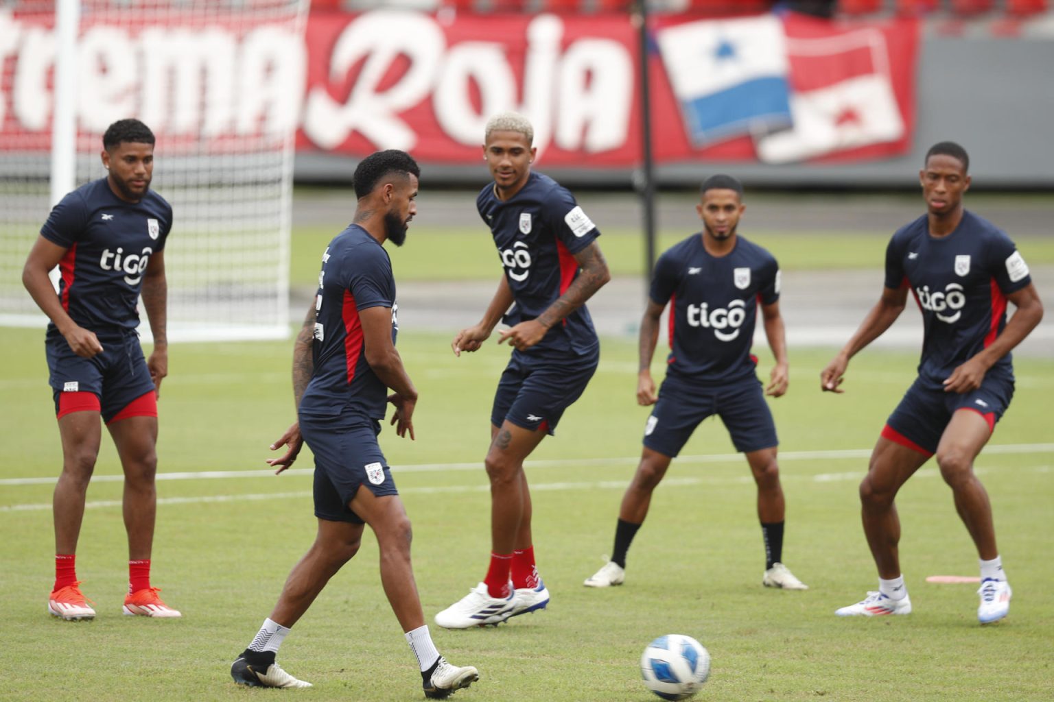 Fotografía de archivo de un entrenamiento de la selección de Panamá como el que cumplió este jueves muy temprano en la ciudad de Phoenix (Arizona), para huir del calor extremo, antes de su partido del sábado contra Colombia en la fase de cuartos de final de la Copa América de Estados Unidos. EFE/ Bienvenido Velasco