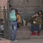 Migrantes comen en la entrada de un edificio en El Paso, Texas (EEUU). Imagen de archivo. EFE/Jonathan Fernández