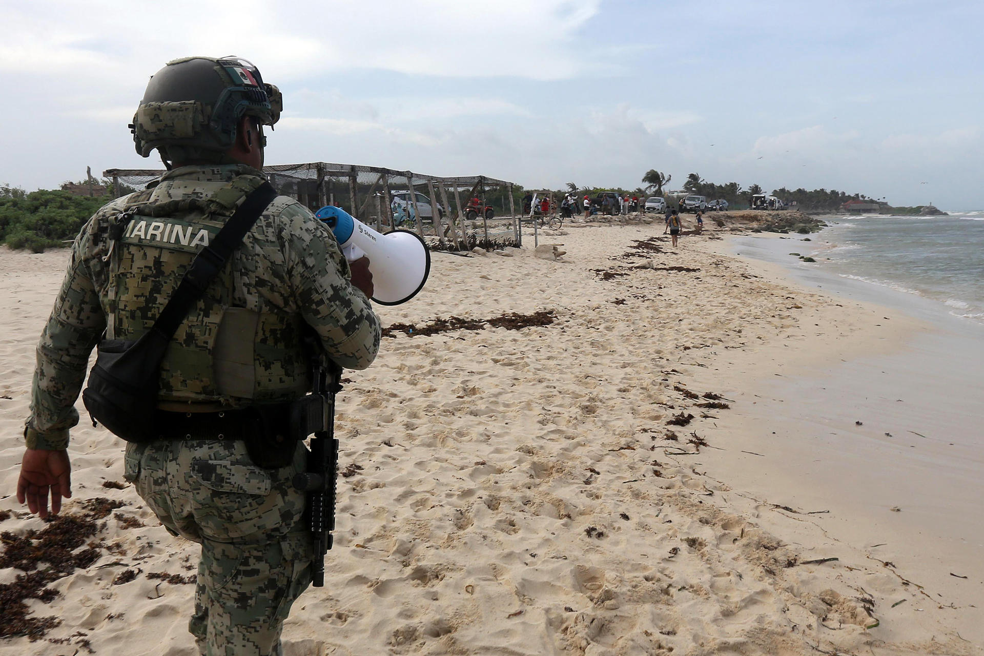 Personal de la Marina realiza vigilancia en las playas este jueves, en el municipio de Felipe Carrillo Puerto en Quintana Roo (México). EFE/Alonso Cupul
