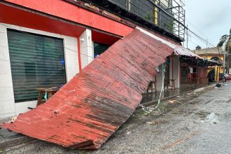 Fotografía que muestra los daños causados tras el paso del huracán Berly, este viernes, en el municipio de Tulum, en Quintana Roo (México).  EFE/ Alonso Cupul