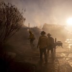 Fotografìa de archivo donde se observan bomberos trabajando en la extinción de un incendio en Whittier el 10 de febrero de 2022 al este de Los Ángeles, California. (Estados Unidos). EFE/ Etienne Laurent