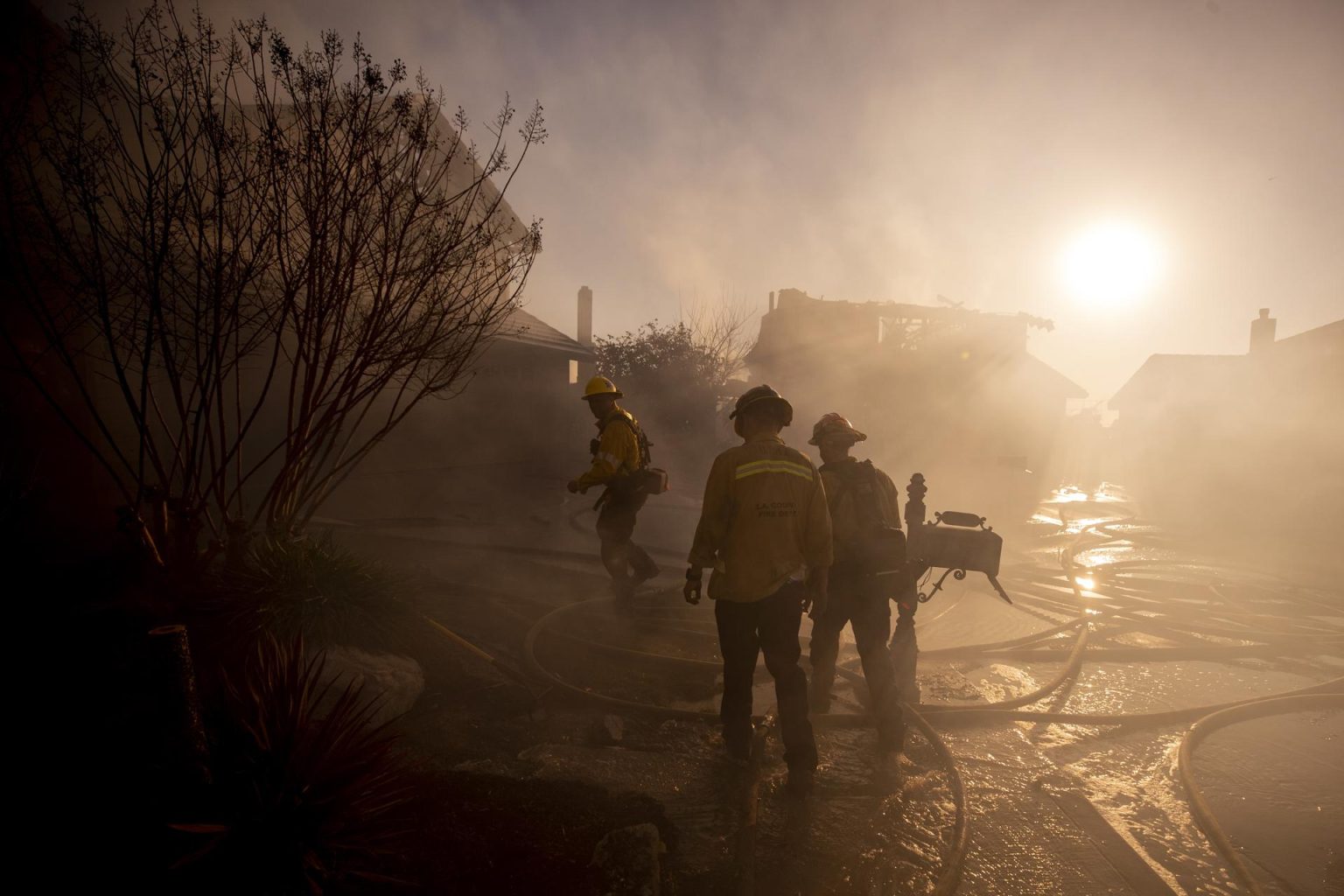 Fotografìa de archivo donde se observan bomberos trabajando en la extinción de un incendio en Whittier el 10 de febrero de 2022 al este de Los Ángeles, California. (Estados Unidos). EFE/ Etienne Laurent