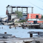 Fotografía de los destrozos causados en un dique y en la estructura de un edificio de reparación de barcos debido al paso del huracán Beryl este jueves, en Kingston (Jamaica). EFE/Rudolph Brown