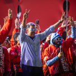 El presidente de Venezuela y aspirante a la reelección, Nicolás Maduro, saluda a los asistentes al cierre de su campaña este jueves, en Caracas (Venezuela). EFE/ Henry Chirinos.