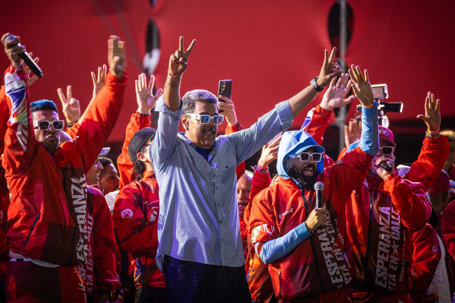 El presidente de Venezuela y aspirante a la reelección, Nicolás Maduro, saluda a los asistentes al cierre de su campaña este jueves, en Caracas (Venezuela). EFE/ Henry Chirinos.