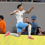 El delantero uruguayo Maximiliano Araujo fue registrado el pasado 27 de junio al celebrar un gol que le anotó a Bolivia, durante un partido del grupo C de la Copa América 2024, en el estadio MetLife de East Rutherford (Nueva Jersey, EE.UU.). EFE/Justin Lane