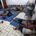 Un grupo de personas permanecen en un refugio debido a la aproximación del ciclón Beryl, este jueves en el municipio de Tulum, Quintana Roo (México). EFE/Alonso Cupul