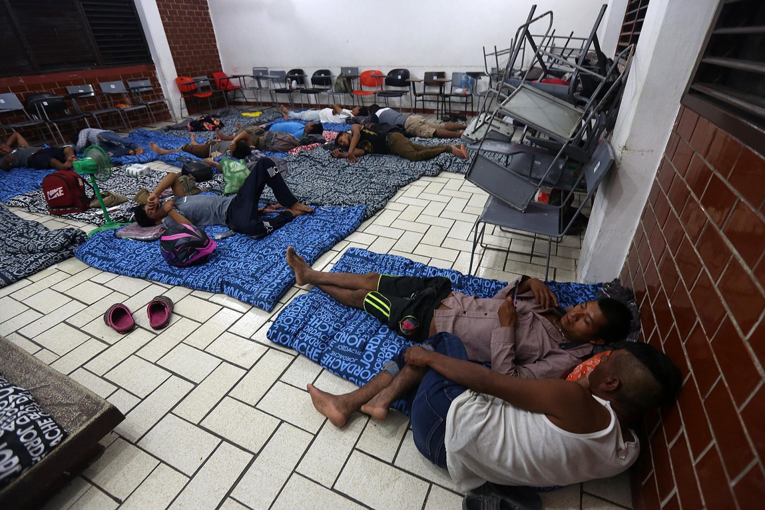 Un grupo de personas permanecen en un refugio debido a la aproximación del ciclón Beryl, este jueves en el municipio de Tulum, Quintana Roo (México). EFE/Alonso Cupul