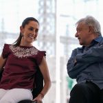 Fotografía cedida por la casa de campaña de Claudia Sheinbaum donde se observa a la próxima presidenta de México, Claudia Sheinbaum, junto al presidente de México, Andrés Manuel López Obrador, durante un acto protocolario en Mexicali, Baja California (México). EFE/ Casa De Campaña De Claudia Sheinbaum / SOLO USO EDITORIAL/ SOLO DISPONIBLE PARA ILUSTRAR LA NOTICIA QUE ACOMPAÑA (CRÉDITO OBLIGATORIO)