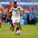 El centrocampista venezolano Yangel Herrera (c) fue registrado el pasado 30 de junio al conducir un balón, durante un partido contra Jamaica válido por el grupo B de la Copa América 2024, en el estadio Q2 de Austin (Texas, EE.UU.). EFE/Adan Davis