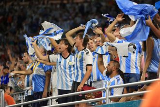 Los aficionados argentinos animan a su equipo durante un partido en la Copa América 2024.EFE/EPA/CRISTÓBAL HERRERA-ULASHKEVICH