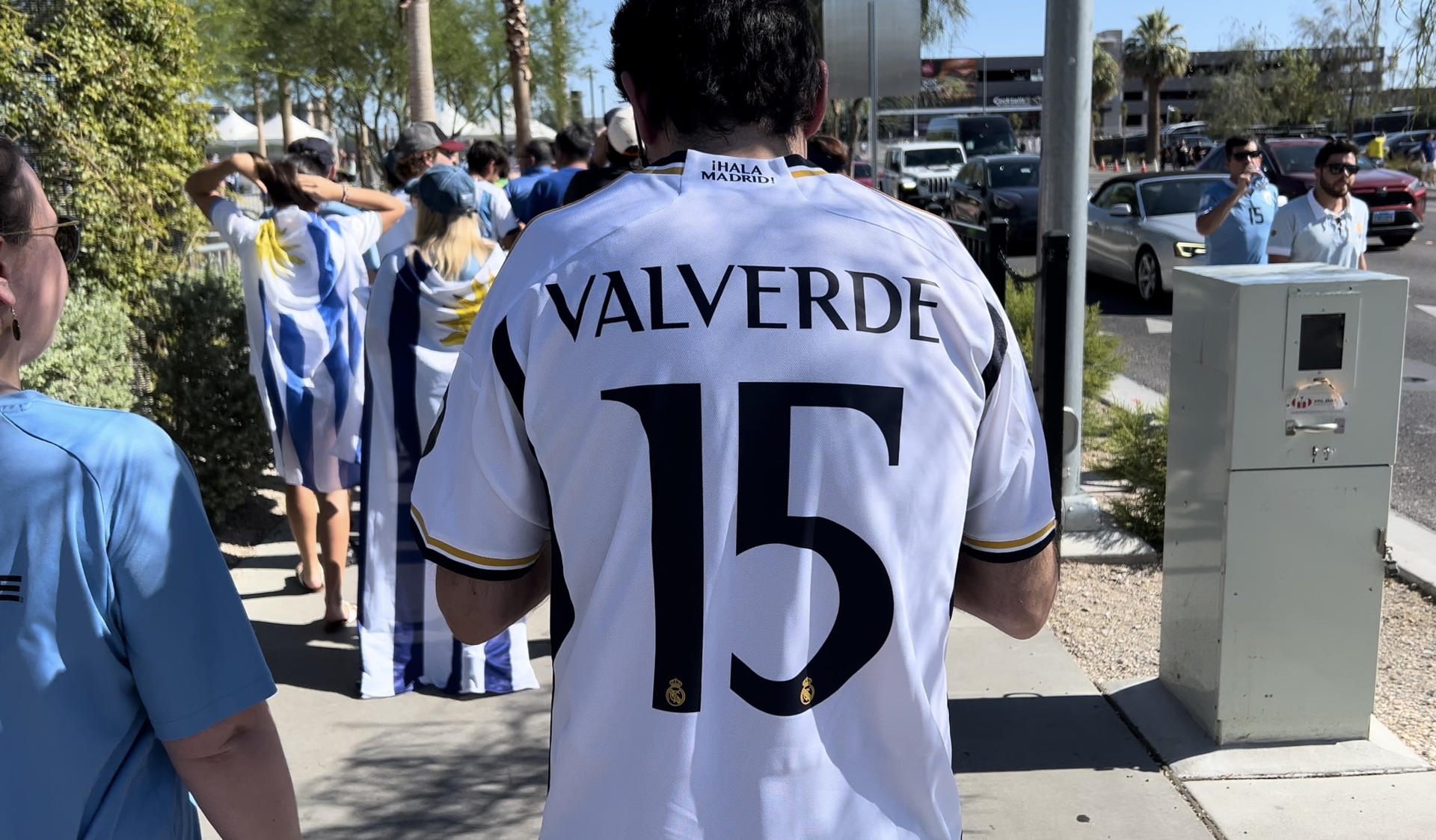 Fotografía de hinchas llegando al Allegiant Stadium donde se disputará un partido entre Brasil contra Uruguay en Las Vegas, Nevada (EE. UU). EFE/ Andrea Montolivo
