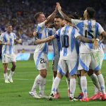 Jugadores de la selección argentina de fútbol fueron registrados este jueves, 4 de julio, al celebrar un gol que Lisandro Martínez le anotó a Ecuador, durante el primer partido de los cuartos de final de la Copa América 2024, en el estadio NRG de Houston (Texas, EE.UU.). EFE/Leslie Plaza