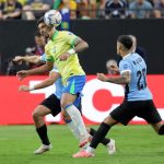 Lucas Tolentino de Brasil (C) en acción contra Maximiliano Araujo de Uruguay (R) durante el partido de cuartos de final de la CONMEBOL Copa América 2024 entre Uruguay y Brasil, en las Vegas, Nevada, EE.UU., 6 de julio de 2024. (Brasil) CENA EFE/EPA/ALLISON