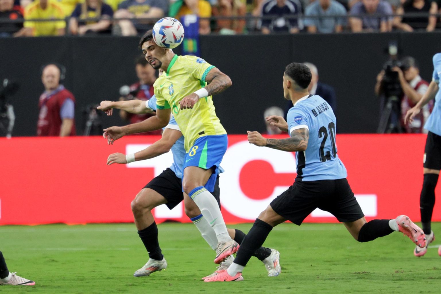 Lucas Tolentino de Brasil (C) en acción contra Maximiliano Araujo de Uruguay (R) durante el partido de cuartos de final de la CONMEBOL Copa América 2024 entre Uruguay y Brasil, en las Vegas, Nevada, EE.UU., 6 de julio de 2024. (Brasil) CENA EFE/EPA/ALLISON