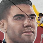 El artista Emerson Cáceres, conocido como Cacerolo, fue registrado este martes, 2 de junio, al pintar un mural con el rostro del futbolista colombiano Radamel Falcao García, en una de las paredes exteriores del estadio Nemesio Camacho ' El Campín', en Bogotá (Colombia). EFE/ Carlos Ortega