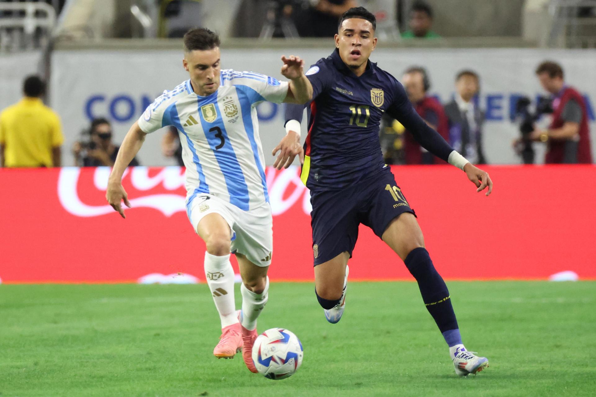 El defensor argentino Nicolás Tagliafico (i) y el centrocampista ecuatoriano Kendry Páez (d) durante la Copa América 2024. EFE/EPA/LESLIE PLAZA JOHNSON
