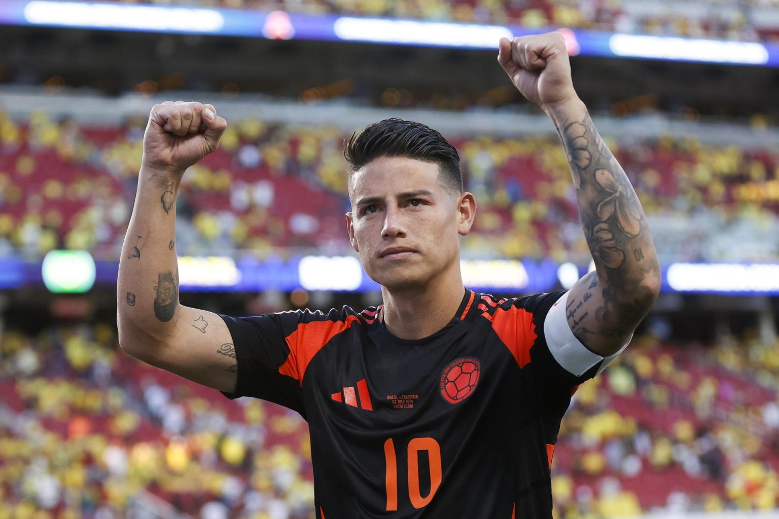 El mediocampista colombiano James Rodriguez saluda al público en el partido ante Brasil por la Copa América 2024. EFE/JOHN G. MABANGLO