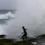 Un hombre observa el intenso oleaje en el malecón, ante el avance del huracán Beryl, este martes en Santo Domingo (República Dominicana). EFE/ Orlando Barría