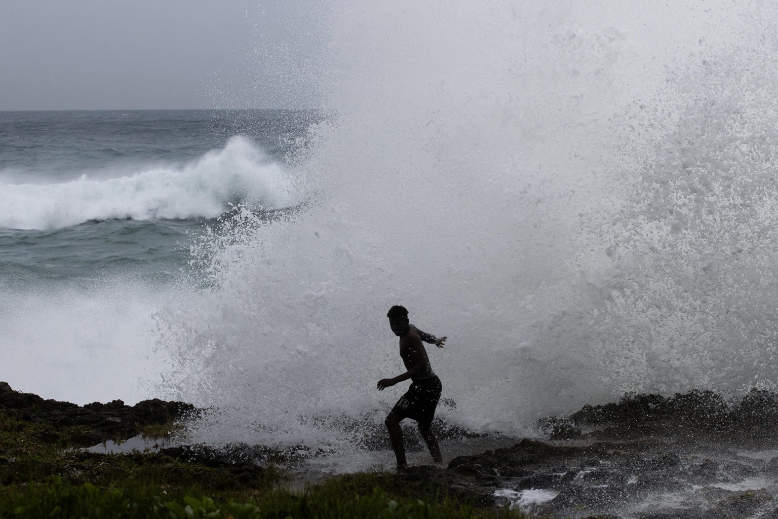 Un hombre observa el intenso oleaje en el malecón, ante el avance del huracán Beryl, este martes en Santo Domingo (República Dominicana). EFE/ Orlando Barría