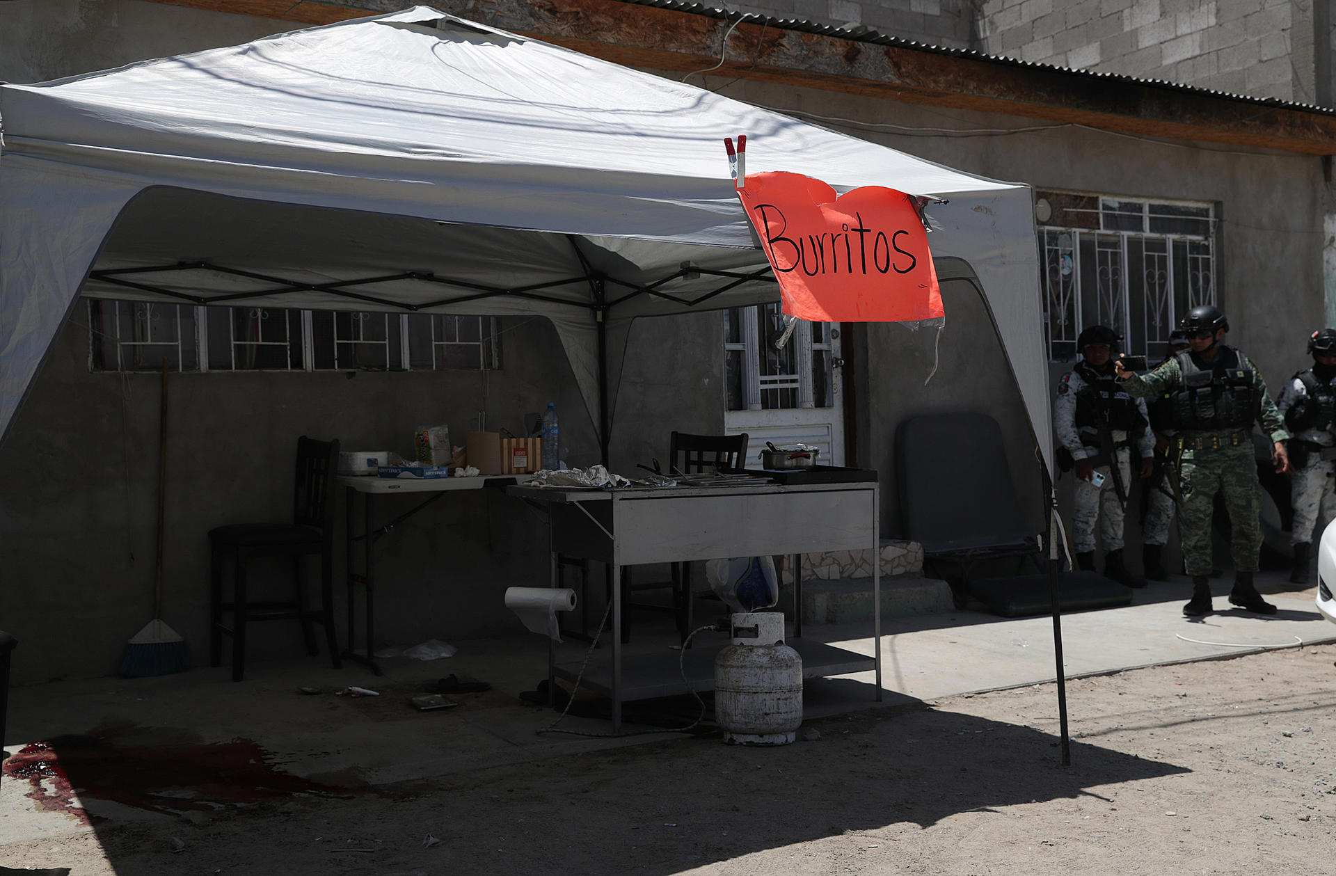 Personal de la Guardia Nacional (GN) y Ejército Mexicano resguardan la zona donde se cometió un asesinado este martes en Ciudad Juárez Chihuahua (México). EFE/Luis Torres
