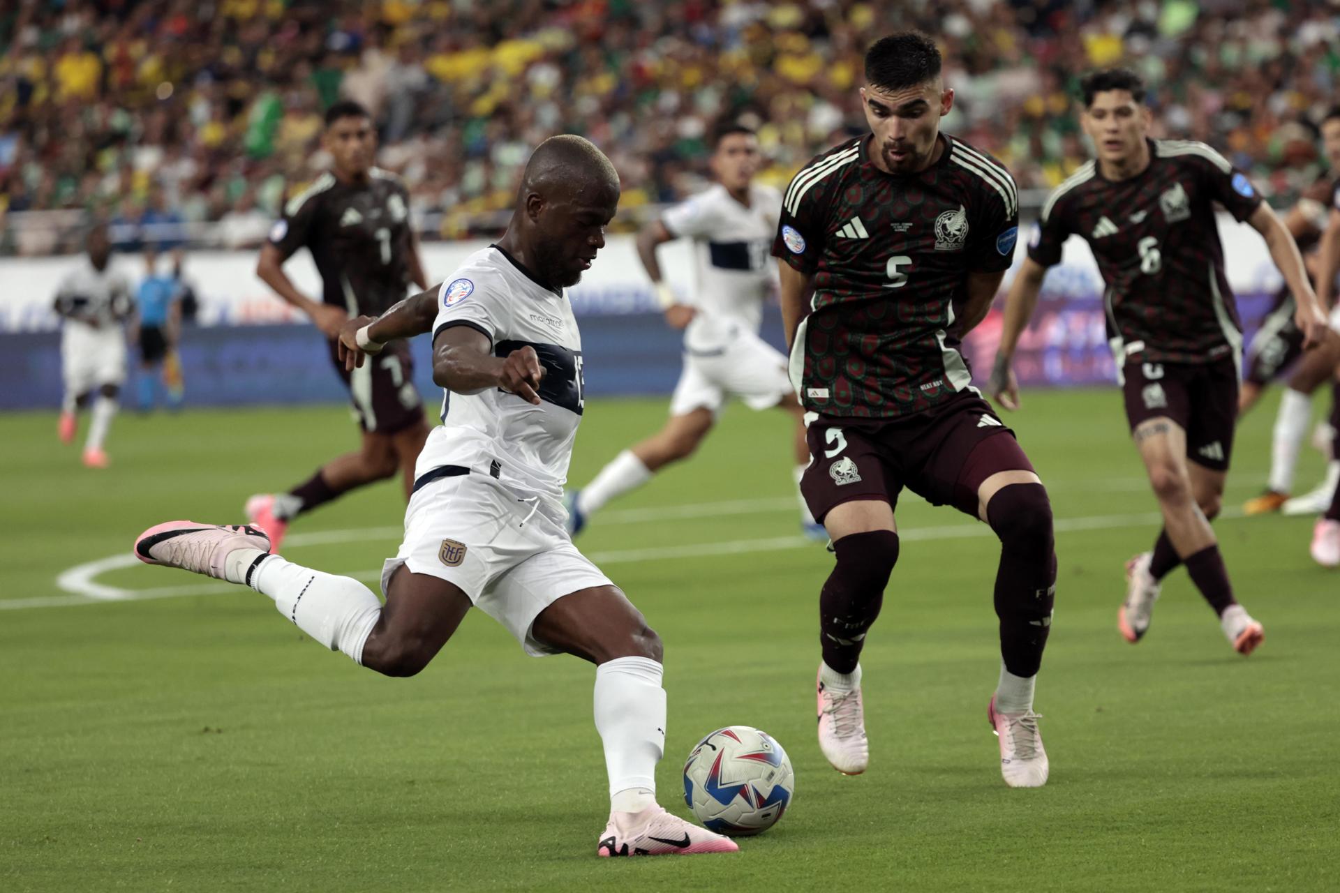 Enner Valencia (i) de Ecuador en la Copa América. EFE/EPA/JOHN G. MABANGLO
