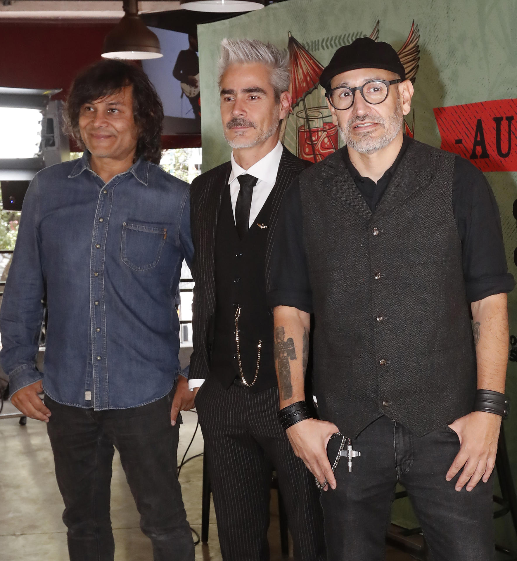 Luis Ernesto Martínez (i), Daniel Gutiérrez (c) y Germán Arroyo (d), de la banda de rock mexicana 'La Gusana Ciega', posan tras una rueda de prensa este martes en la Ciudad de México (México). EFE/Mario Guzmán
