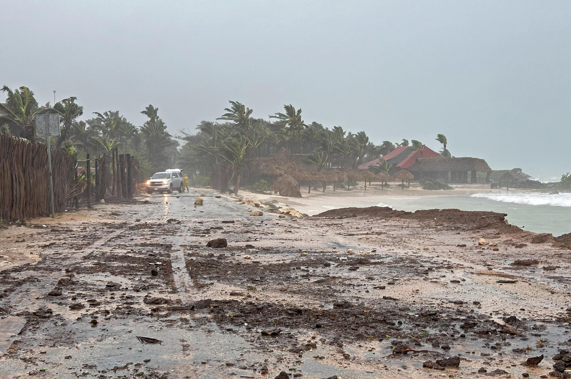 Fotografía donde se observa la entrada del huracán Berly, este viernes al municipio de Felipe Carrillo Puerto en Quintana Roo (México). EFE/Alonso Cupul
