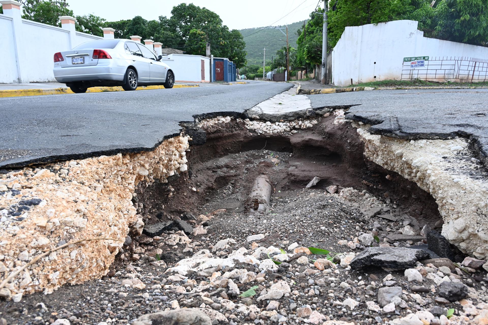 Vista de una carretera dañada debido al paso del huracán Beryl este jueves en Kingston (Jamaica). EFE/Rudolph Brown
