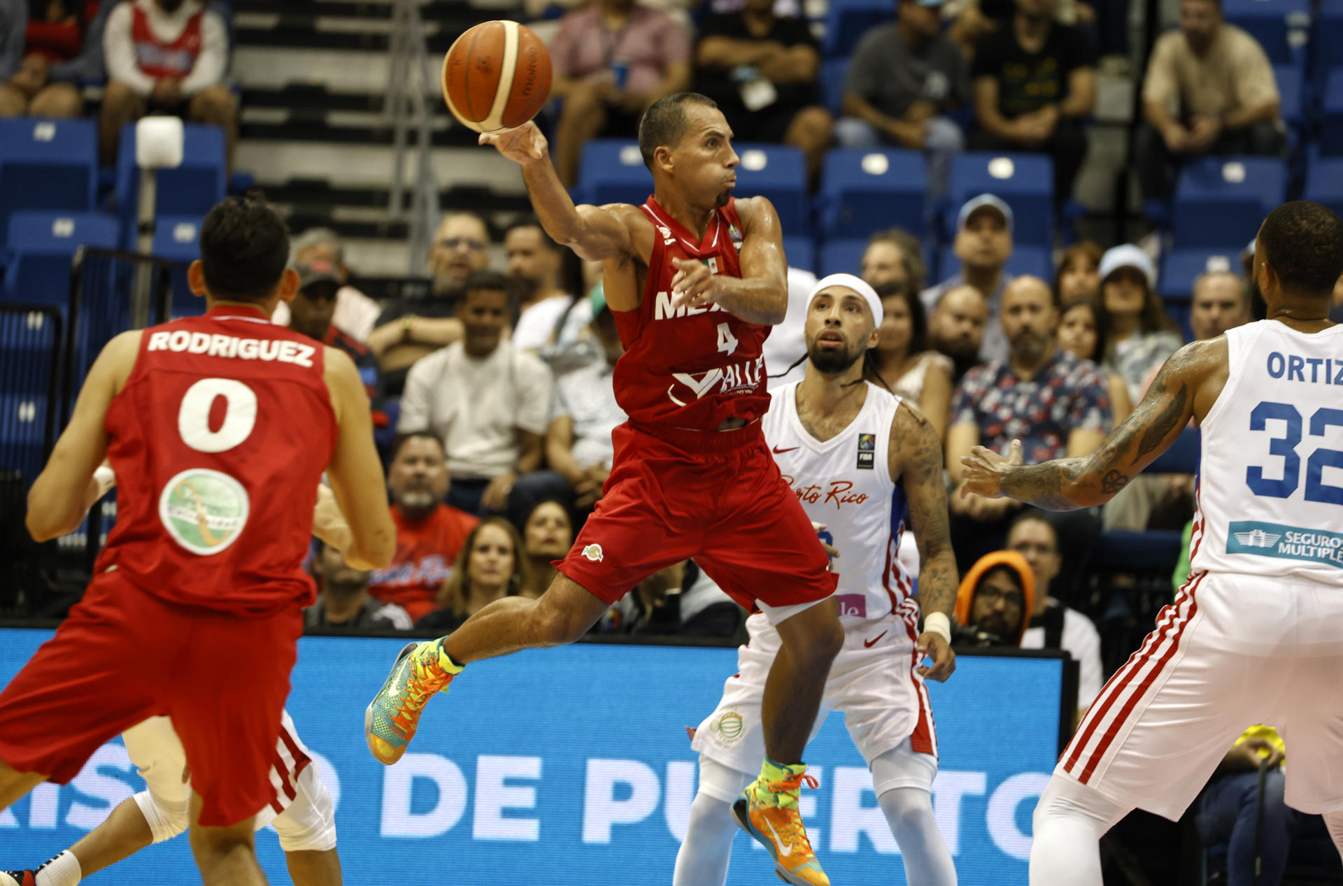 Paul Stoll de México hace una entrada durante el juego contra Puerto Rico en la semifinal del Torneo de Clasificación Olímpica FIBA. EFE/Thais Llorca
