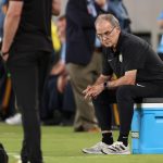 El seleccionador de Uruguay, Marcelo Bielsa observa a sus dirigidos ante Bolivia por la Copa América. EFE/JUSTIN LANE