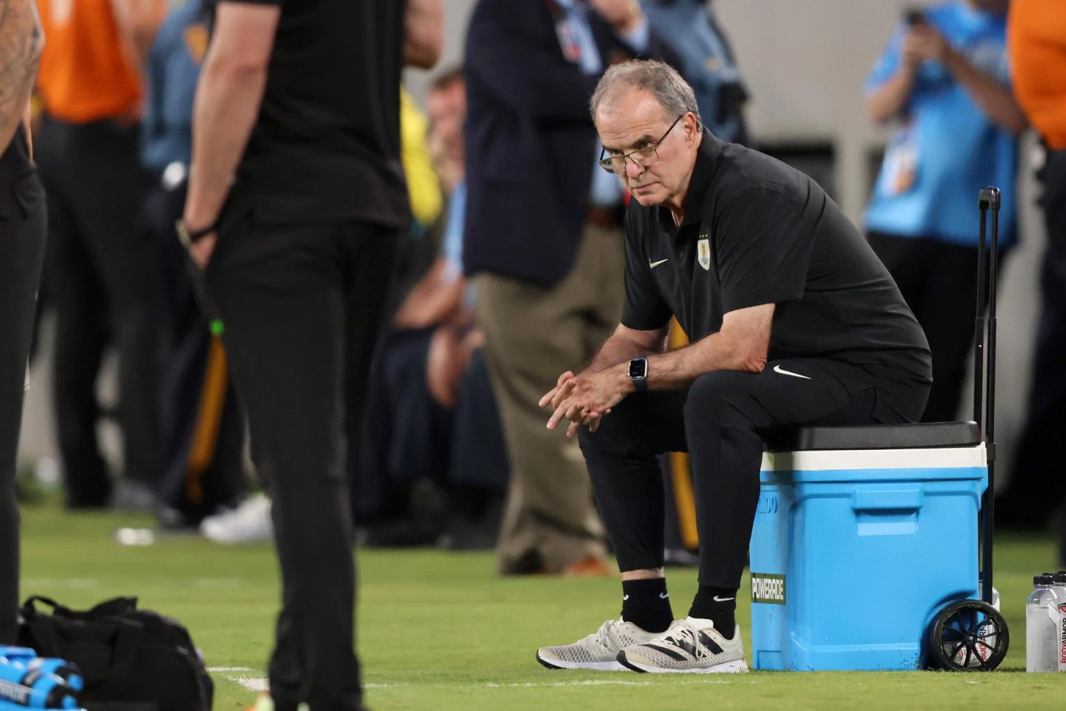 El seleccionador de Uruguay, Marcelo Bielsa observa a sus dirigidos ante Bolivia por la Copa América. EFE/JUSTIN LANE