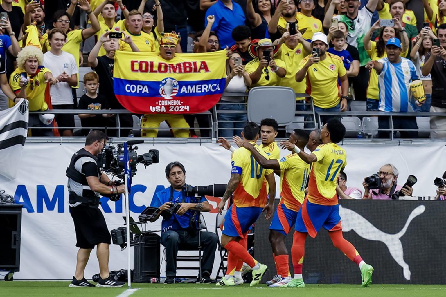 James Rodríguez (i) de Colombia reacciona con sus compañeros después de anotar el gol en la Copa América 2024. EFE/EPA/JUAN G. MABANGLO