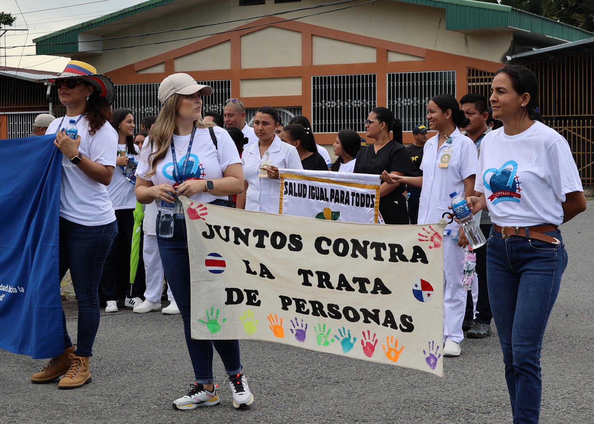 Varias personas participan de una caminata binacional con motivo del Día Internacional contra la Trata de Personas, este martes en la localidad fronteriza de Paso Canoas (Panamá). EFE/ Marcelino Rosario
