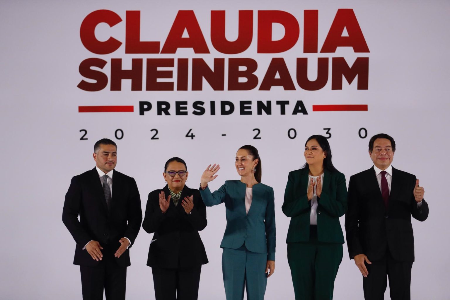 La futura presidenta de México Claudia Sheinbaum (c) acompañada de Omar García Harfuch (i), Rosa Icela Rodríguez (2i), Ariadna Montiel (2d), y Mario Delgado (d), participan en la presentación de parte de su gabinete de Gobierno, este jueves en Ciudad de México (México). EFE/Sáshenka Gutiérrez